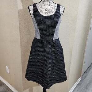 The limited color block block‎ and white flattering skater dress size 2 XS